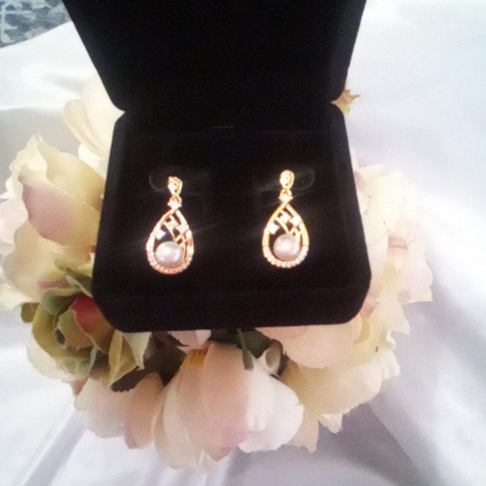 LOW START!!! New Genuine Pearl Earrings Beautiful Gold And Crystal Detail